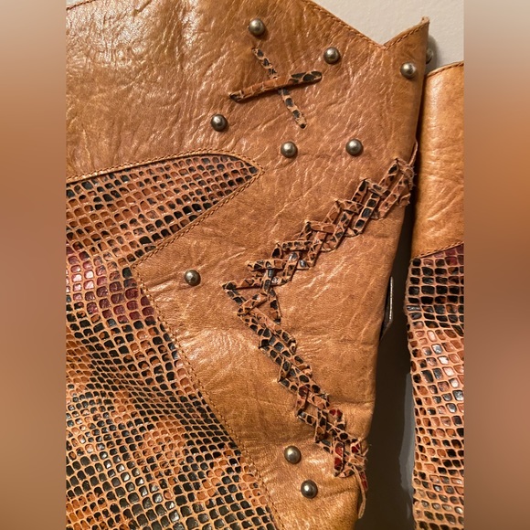 Epic Vintage Boots - Picture 3 of 10